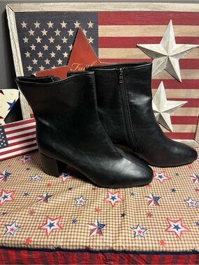 Black Women's Ankle Boots - Classic Zip Heels